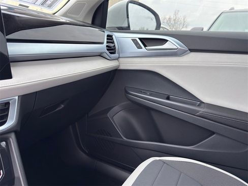 New 2026 Volkswagen Taos SE image 25