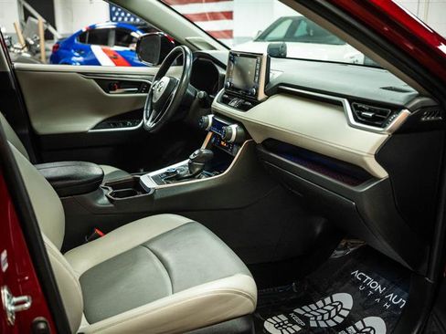 Used 2019 Toyota RAV4 Limited image 15