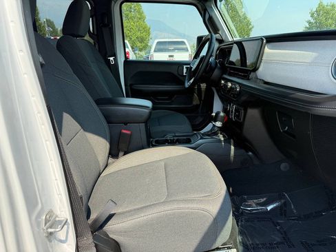 Used 2025 Jeep Wrangler Unlimited Sahara AWD/4WD image 26