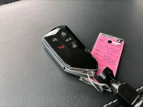 Used 2025 Volkswagen Atlas SE image 13