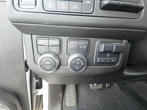 Used 2023 GMC Yukon Denali Ultimate image 12