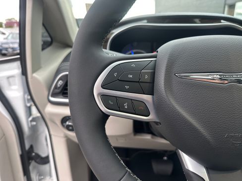 Used 2023 Chrysler Pacifica Limited w/ Uconnect Theater Family Group FWD image 36