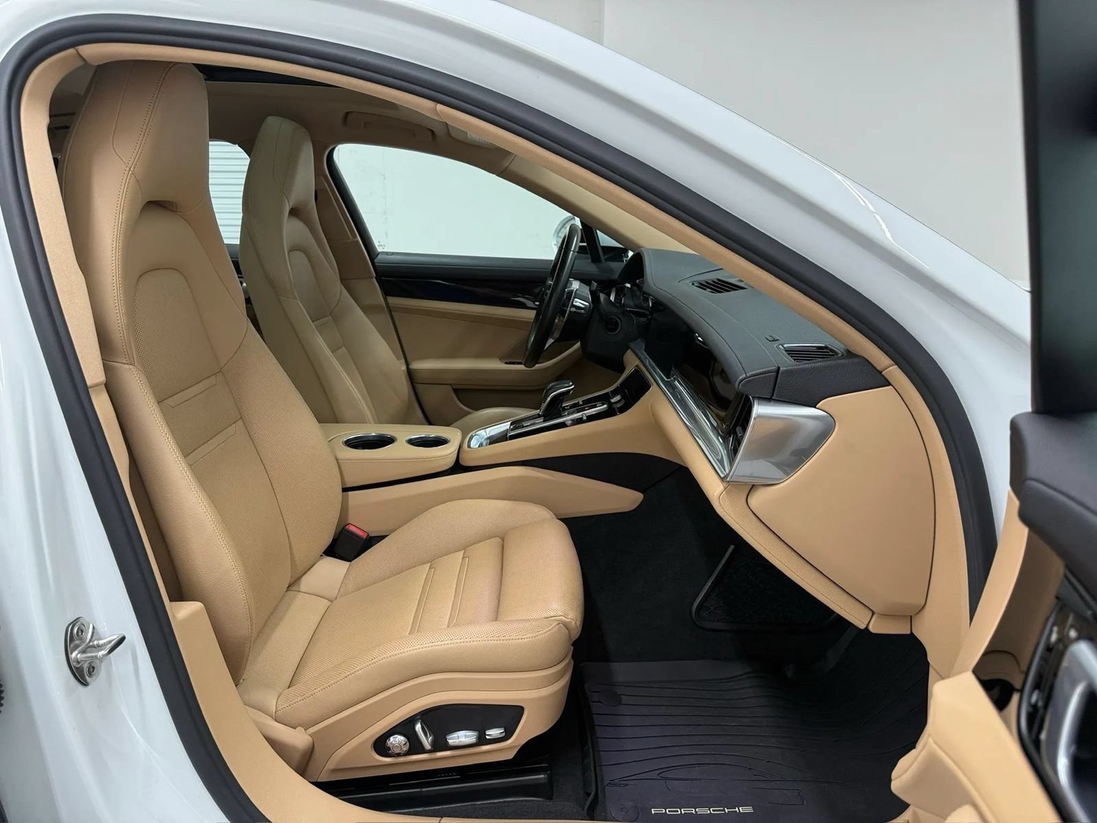 Used 2018 Porsche Panamera RWD image 14