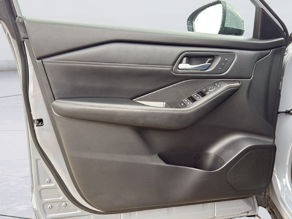 Used 2025 Nissan Rogue SL w/ Tech Package FWD image 19