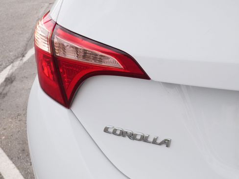 Used 2018 Toyota Corolla LE w/ LE Premium Package w/Moonroof FWD image 18