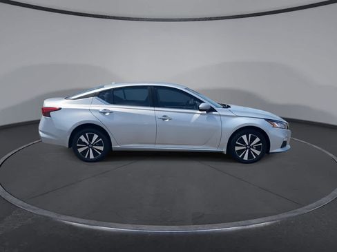 Used 2022 Nissan Altima 2.5 SV AWD/4WD image 2