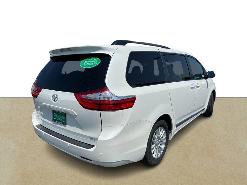 Used 2017 Toyota Sienna XLE Premium FWD image 4