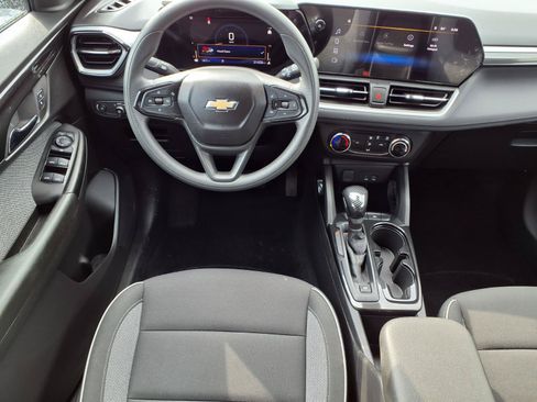Used 2024 Chevrolet TrailBlazer LS w/ LS Convenience Package FWD image 2