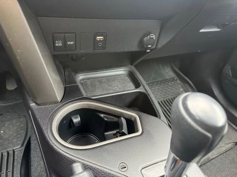 Used 2018 Toyota RAV4 LE image 29