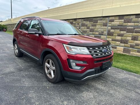 Used 2017 Ford Explorer XLT w/ Equipment Group 202A AWD/4WD image 2
