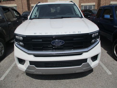 New 2026 Ford Expedition Platinum w/ Platinum Ultimate Package AWD/4WD image 2