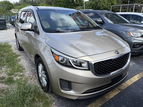 Used 2016 Kia Sedona LX w/ Option Group 020 FWD image 3