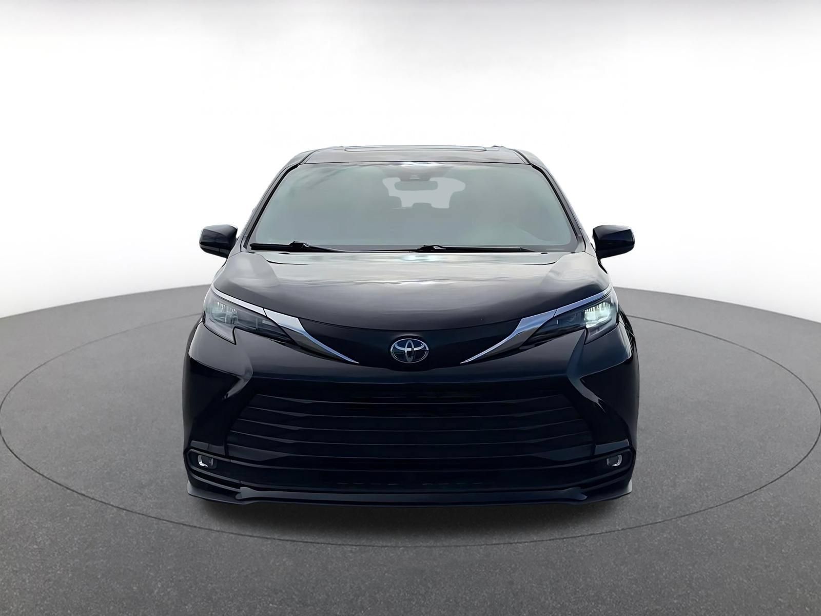 Used 2025 Toyota Sienna XLE FWD image 4
