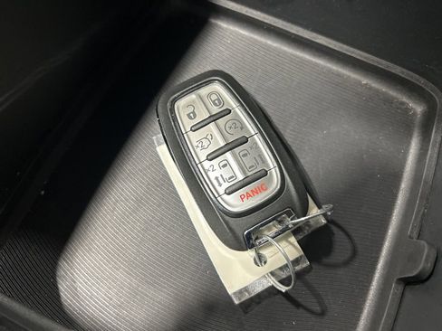 Used 2025 Chrysler Pacifica Select FWD image 25