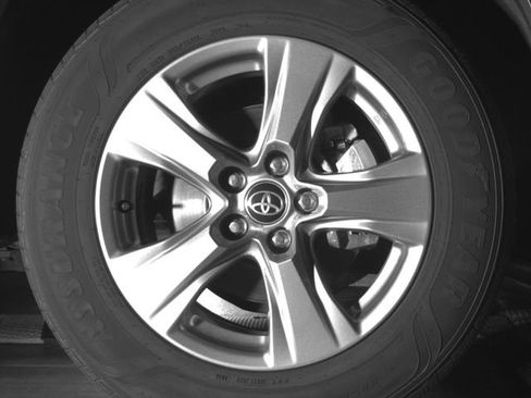 Used 2025 Toyota RAV4 XLE AWD/4WD image 34