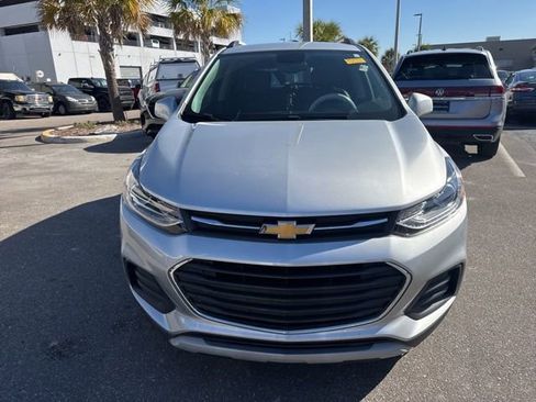 Used 2021 Chevrolet Trax LT w/ LT Convenience Package image 8