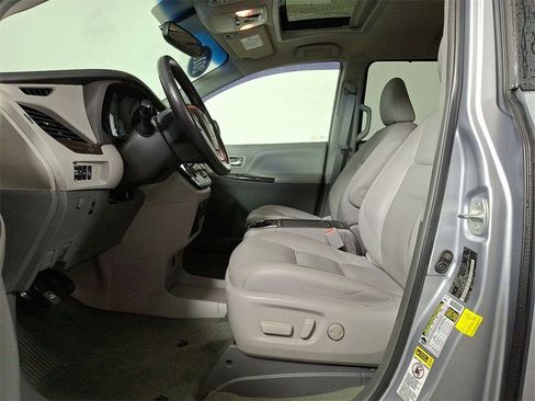 Used 2015 Toyota Sienna XLE image 16