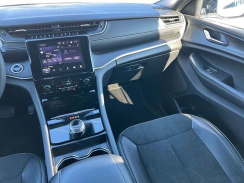 Used 2025 Jeep Grand Cherokee Altitude image 32