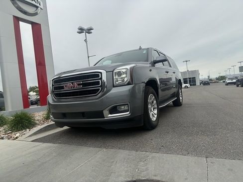 Used 2020 GMC Yukon XL SLT image 2
