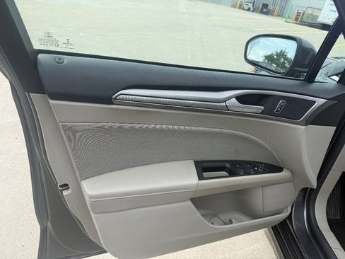 Used 2018 Ford Fusion SE FWD image 11