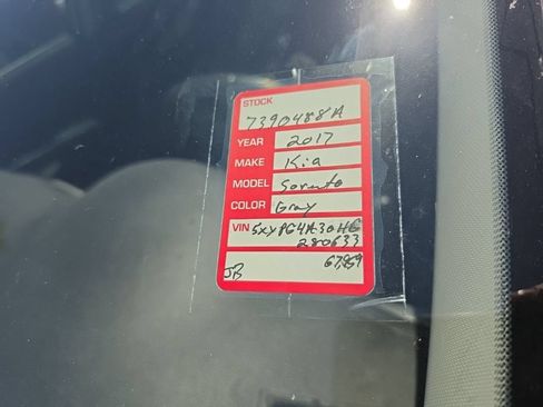 Used 2017 Kia Sorento FWD image 9