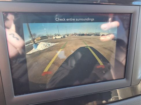 Used 2020 Chrysler Pacifica Touring-L image 4