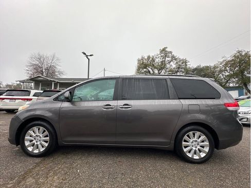 Used 2012 Toyota Sienna Limited image 4