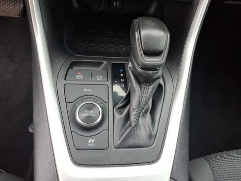Used 2019 Toyota RAV4 LE w/ Carpet Mat Package AWD/4WD image 9