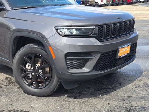 Used 2024 Jeep Grand Cherokee Altitude AWD/4WD image 2