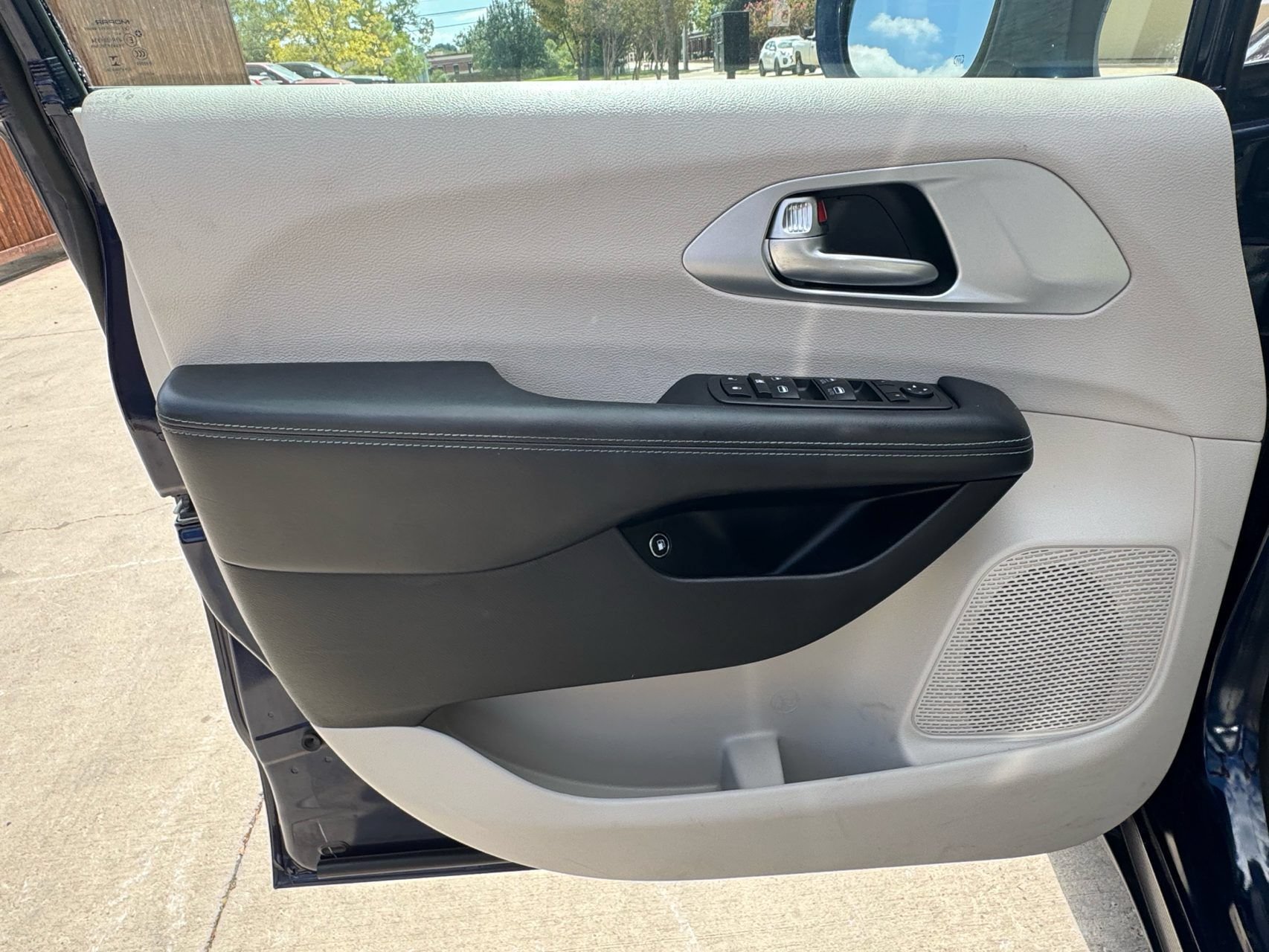 Used 2018 Chrysler Pacifica Touring Plus FWD image 9