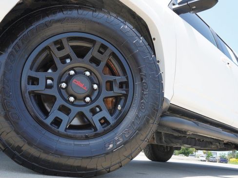 Used 2020 Toyota 4Runner SR5 Premium w/ Moonroof Package RWD image 11