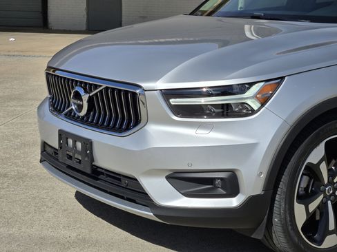 Used 2019 Volvo XC40 T4 Inscription image 12