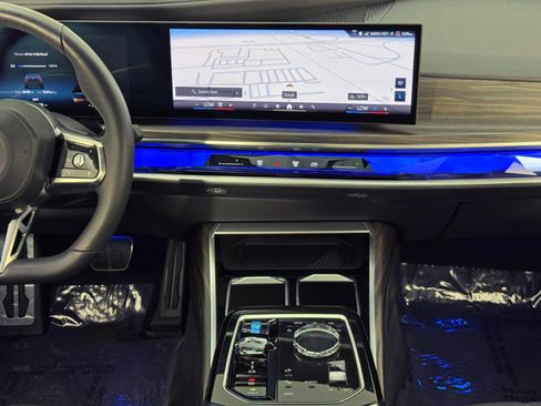 Used 2024 BMW i7 eDrive50 w/ M Sport Package image 25