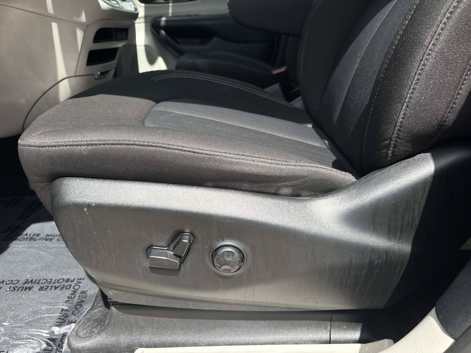 Used 2023 Chrysler Voyager LX FWD image 17