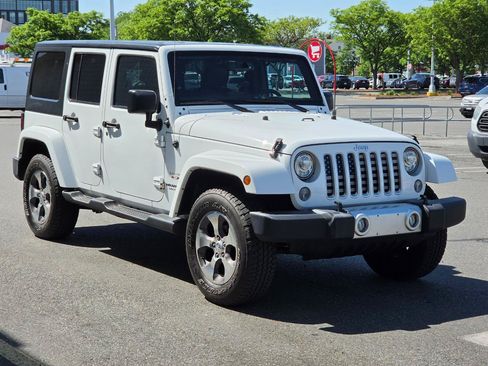 Used 2017 Jeep Wrangler Unlimited Sahara w/ Dual Top Group AWD/4WD image 3