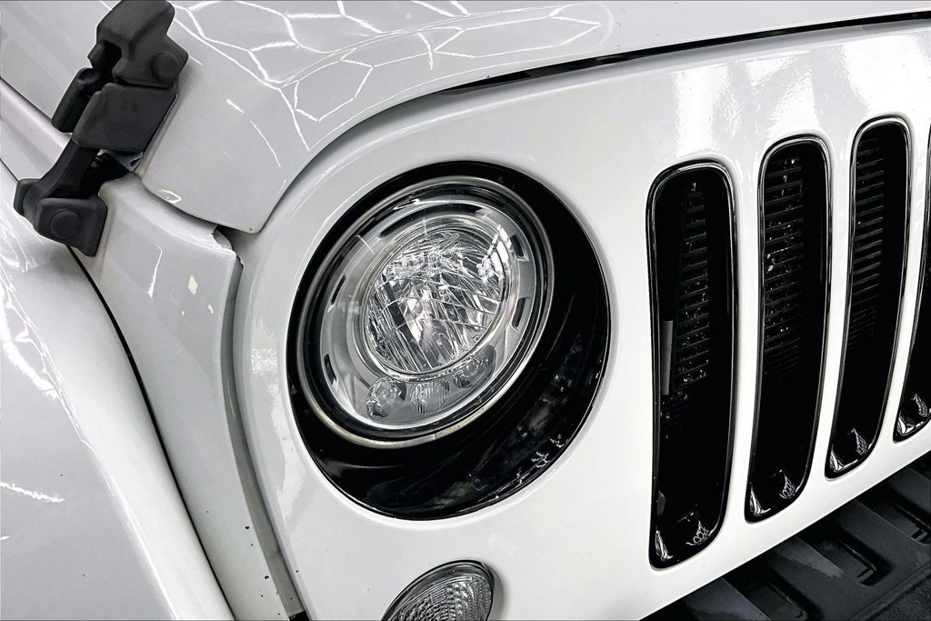 Used 2018 Jeep Wrangler Unlimited Sahara AWD/4WD image 33