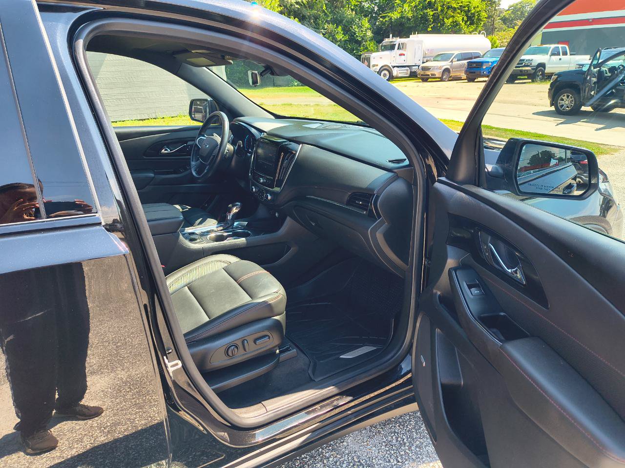 Used 2022 Chevrolet Traverse RS w/ LPO, Floor Liner Package FWD image 9