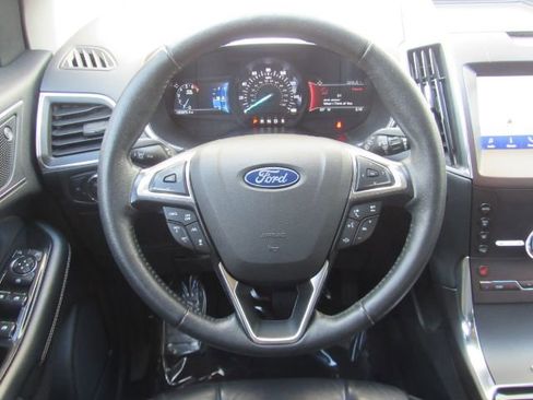 Used 2020 Ford Edge Titanium image 32