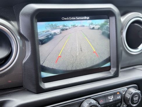 Used 2019 Jeep Wrangler Unlimited Sahara AWD/4WD image 14