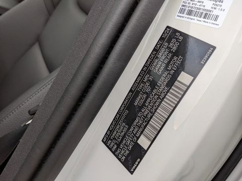 Certified 2025 Volvo XC60 B5 Plus image 29