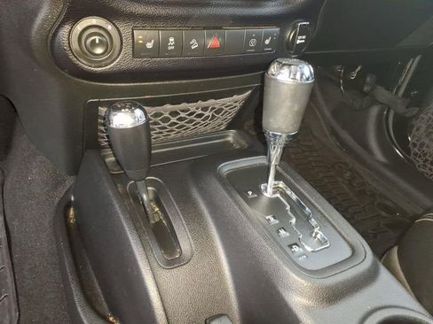 Used 2014 Jeep Wrangler Unlimited Sahara w/ Connectivity Group image 10