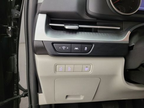 Used 2024 Kia Carnival LX image 3