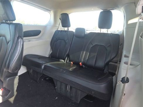 Used 2023 Chrysler Pacifica Touring-L FWD image 17
