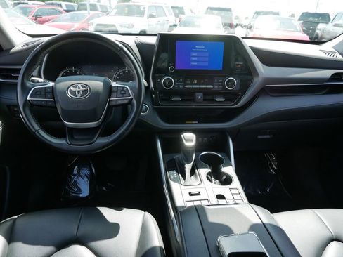Used 2023 Toyota Highlander XLE AWD/4WD image 13
