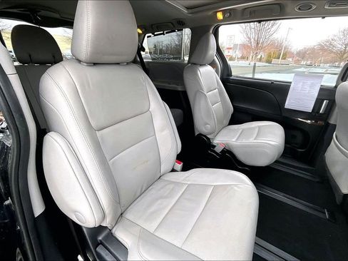 Used 2017 Toyota Sienna Limited Premium image 30