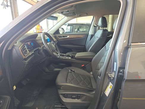 Used 2025 Volkswagen Atlas SE AWD/4WD image 3