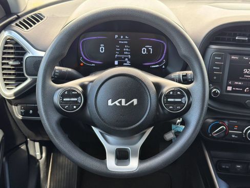 Used 2025 Kia Soul LX w/ LX Technology Package FWD image 16