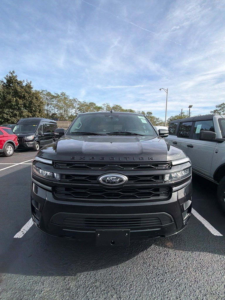 Used 2023 Ford Expedition Max Limited AWD/4WD image 3