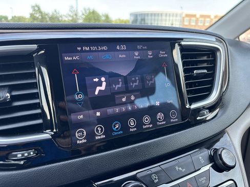 Used 2018 Chrysler Pacifica Touring-L Plus FWD image 18
