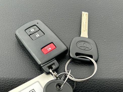 Used 2017 Toyota Tacoma Limited w/ Tow Package image 34